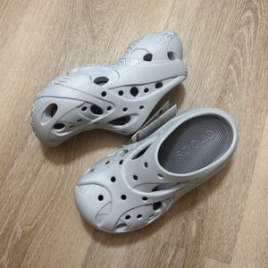 NWT CROCS Caged Clog platforms in size W6 Atmosphere